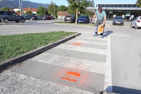 POSTAVITEV TABLE IN TALNIH OZNAK PEŠBUS PRI HOFERJU 02 FOTO LJUBO VUKELIČ